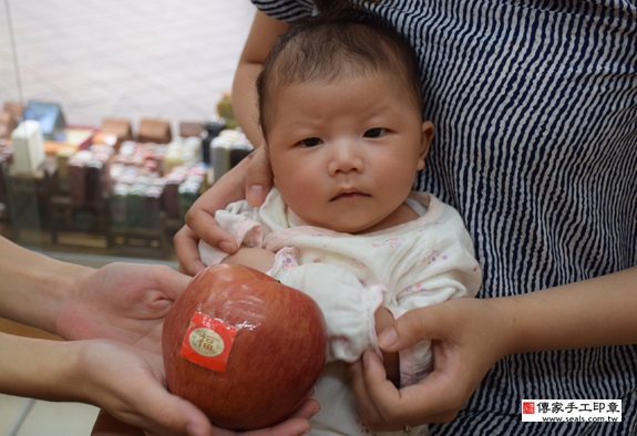 吳寶寶(新北永和區到府嬰兒寶寶滿月剃頭理髮、免費到府嬰兒剃胎毛儀式吉祥話)。到府剃頭剃胎毛主持、專業拍照、DVD光碟、證書。★購買「臍帶章、肚臍章、胎毛筆刷印章」贈送：剃頭、收涎、抓周，三選一。2015.09.19 照片9